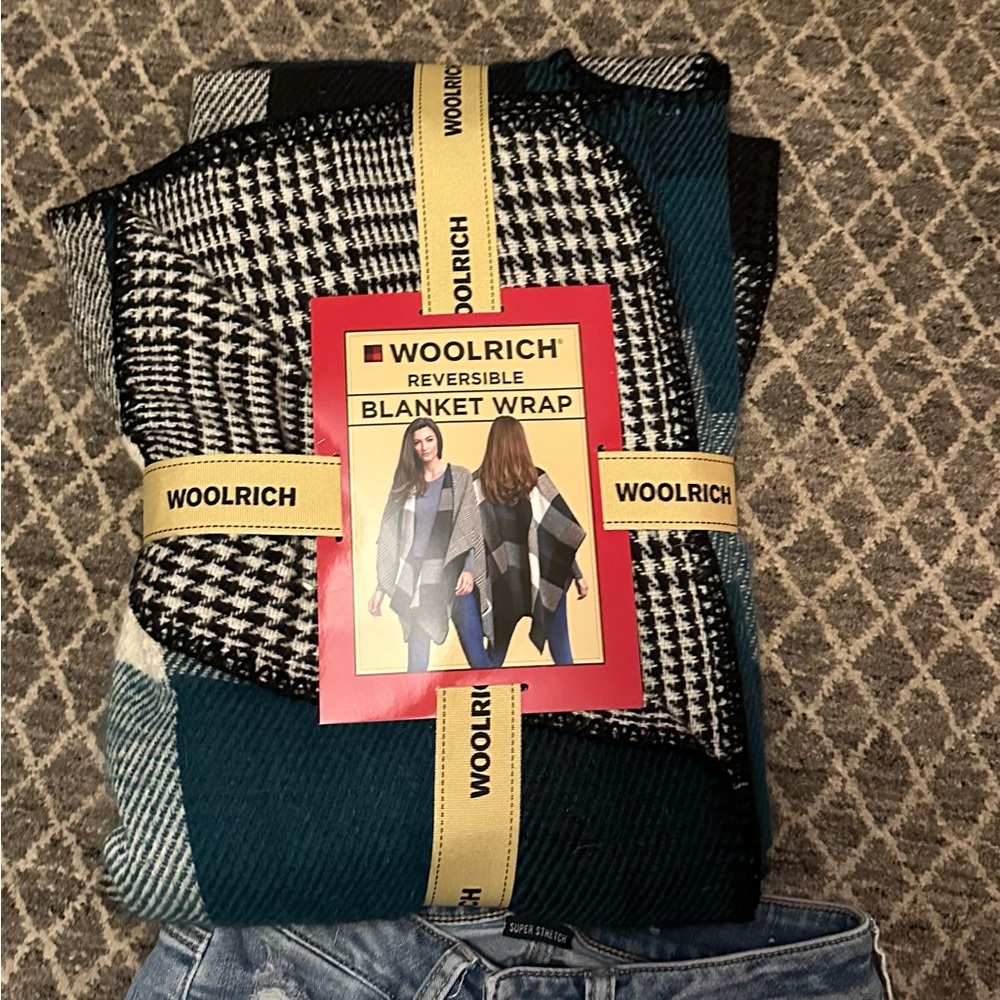 NWT Woolrich Reversible Blanket Wrap in Stylish Plaid Teal, Black & White